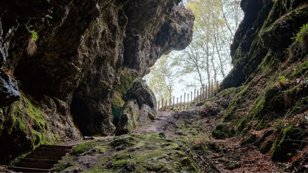 The entrance to Cova das Choias, Biduedo